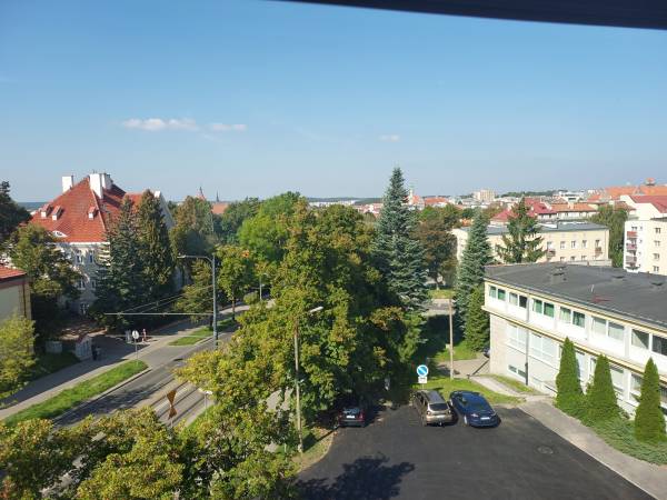 Widok z okna na panoramę miasta