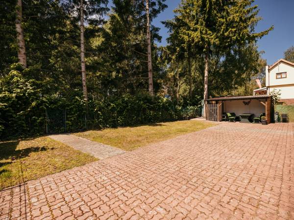 ogrodzony parking i miejsce do grillowania 