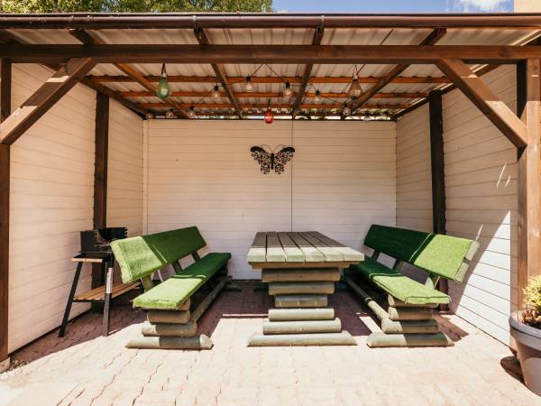 kryta altana z miejscem do grillowania 