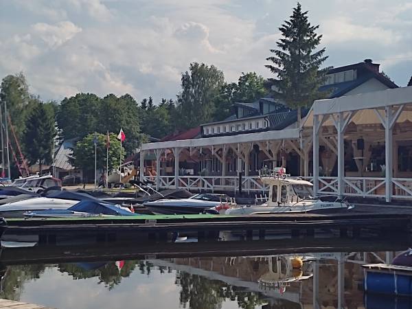 Szekla 200 m od kwatery i jeziora gdzie od piątku są dyskoteki. 