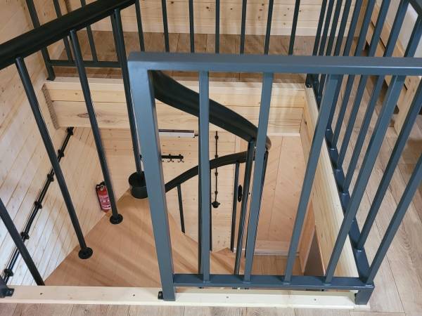 Studio - kręcone schody