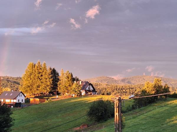 Widok z okien pokojów i balkonu pietro domu