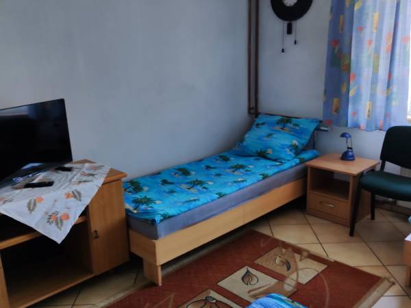 Pokój 4os z łazienką na korytarzu 