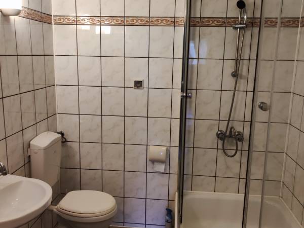 Pokój 4os z łazienką na korytarzu 