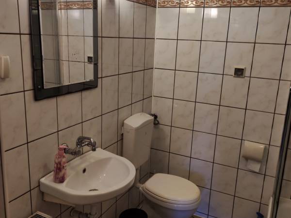 Pokój 4os z łazienką na korytarzu 