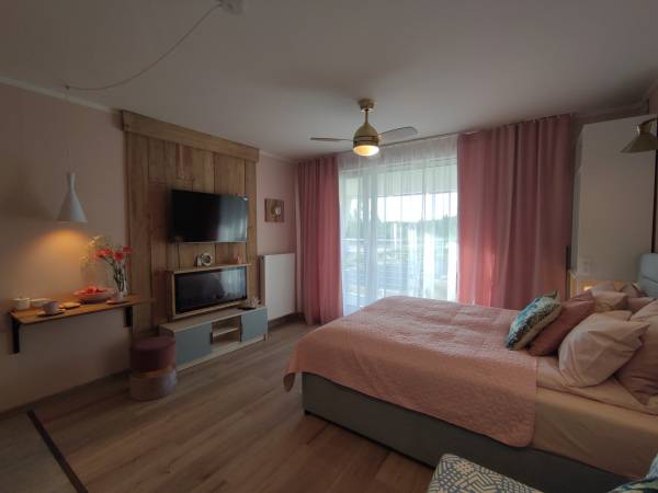 Salon tv oraz kominek 