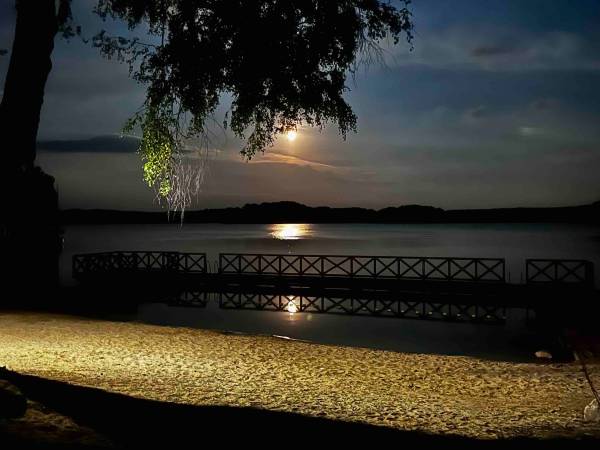 Wpadnij do lasu , domki nad jeziorem 