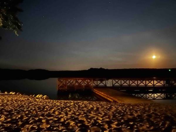 Wpadnij do lasu , domki nad jeziorem 