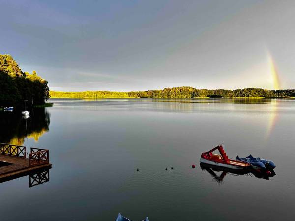 Wpadnij do lasu , domki nad jeziorem 