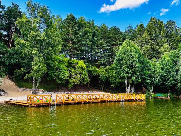 Wpadnij do lasu , domki nad jeziorem 