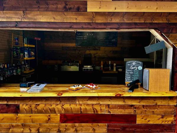 Wpadnij do lasu , domki nad jeziorem 