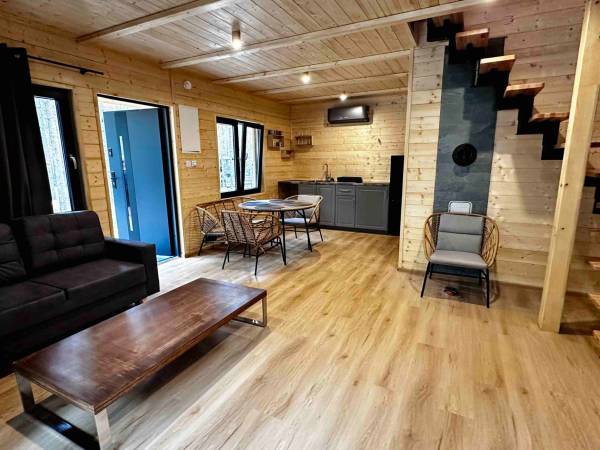 Wpadnij do lasu , domki nad jeziorem 