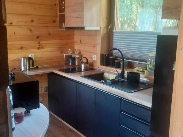 Kuchnia w pełni wyposażona: lodówka, mikrofalówka czajnik .