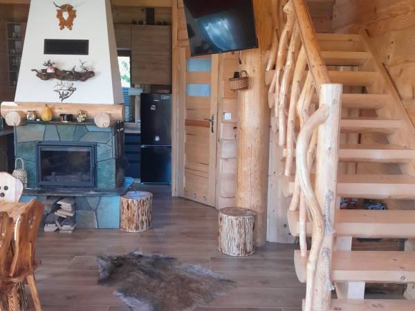 W salonie znajduje się przytulny kominek, który umili zimowe wieczory . 