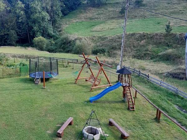Dla najmłodszych oferujemy ogród z miejscem do gry w piłkę, plac zabaw oraz miejsce na grilla 