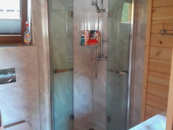 Łazienka w dolnej części domku posiada prysznic, toaletę, suszarkę do włosów 