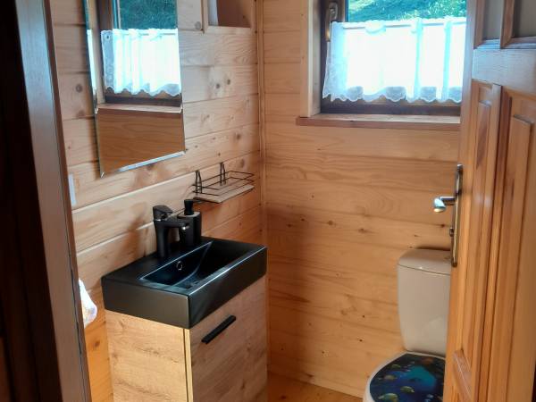 Łazienka na górze wyposażona jest w toaletę 