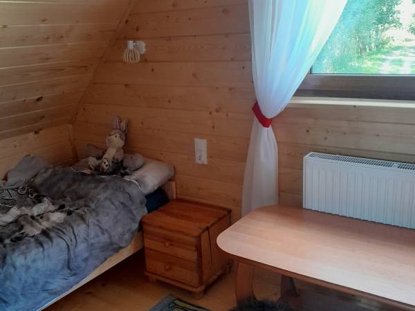 Sypialnia nr 2 posiada jedno łóżko podwójne oraz jedno łózko pojedyncze