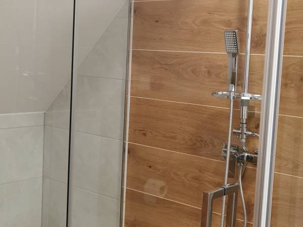 Łazienka z prysznicem w nowym domku 