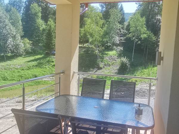 Stół i fotele dla 6 osób na werandzie nowego domku 