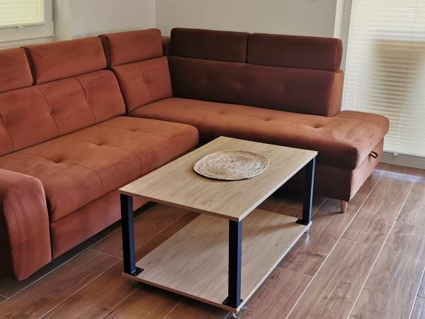 Cześć wypoczynkowa w salonokuchni w nowym domku 