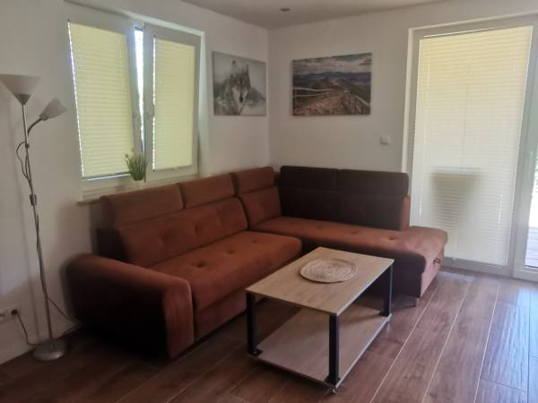 Narożnik w salonokuchni w nowym domku 