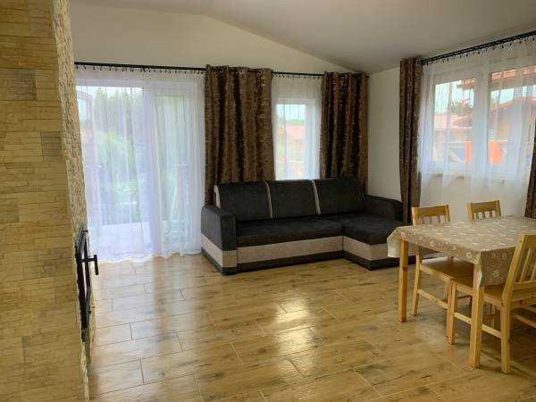 salon - domek z kominkiem