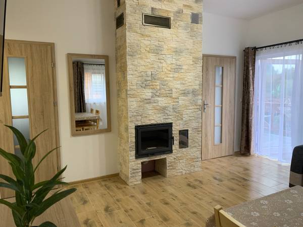 salon - domek z kominkiem