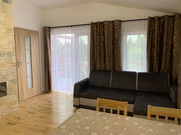 salon - domek z kominkiem