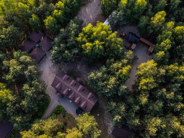 budynek (noclegi + sala) 