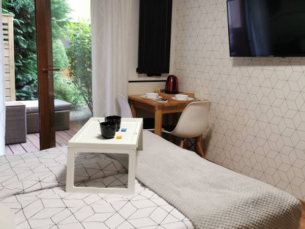 pokój 2-osobowy z podwójnym łóżkiem i bezpośrednim wyjściem do ogrodu 