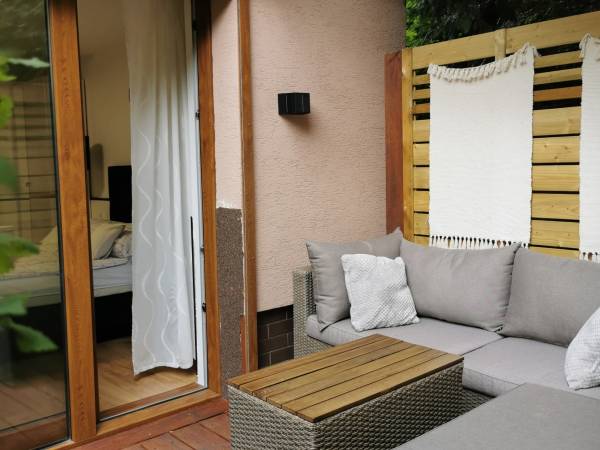 kącik wypoczynkowy przy pokoju 2-osobowym z podwójnym łóżkiem