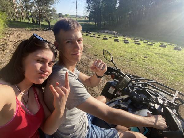 Zabawa quadem na torze