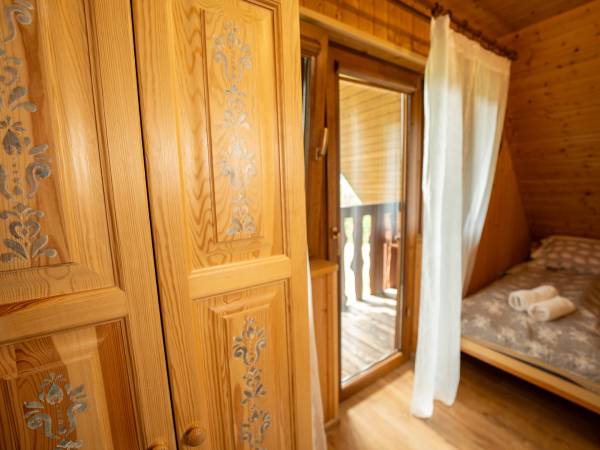 sypialnia z balkonem