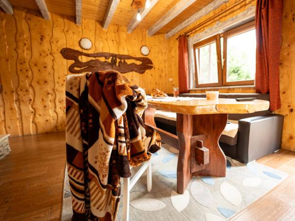 salon z kominkiem i dużym drewnianym stołem