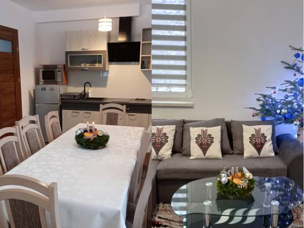 salon z kuchnią świątecznie 