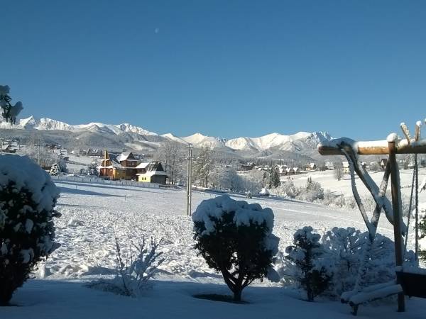 widok z okien domu na Tatry