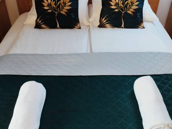 Łóżko małżeńskie w górnej sypialni