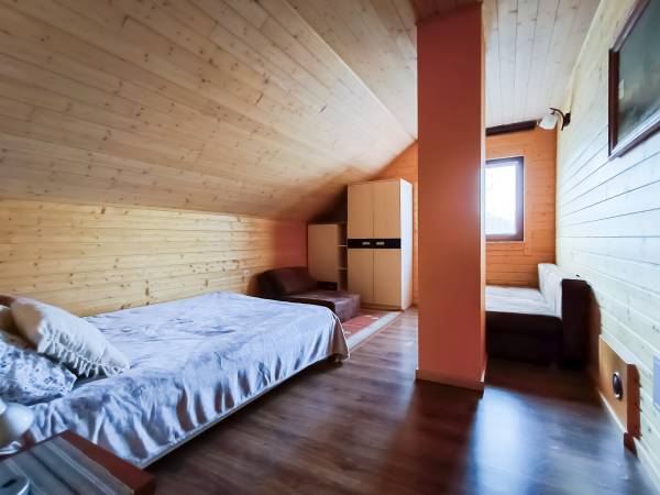 Dom nr 2 mniejsza sypialnia na piętrze