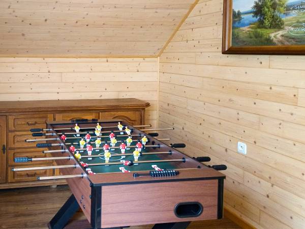 Dom nr 2 stół z piłkarzykami