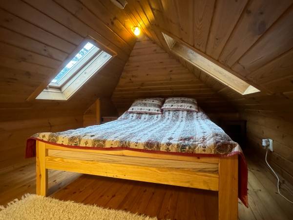 Podwójne łóżko na antresoli 