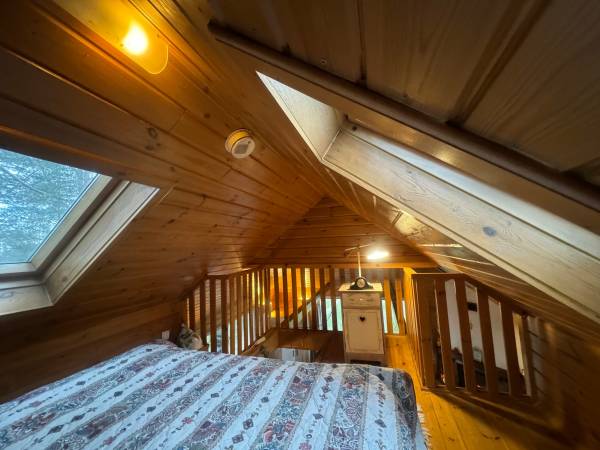 Sypialnia na antresoli z podwójnym łóżkiem 