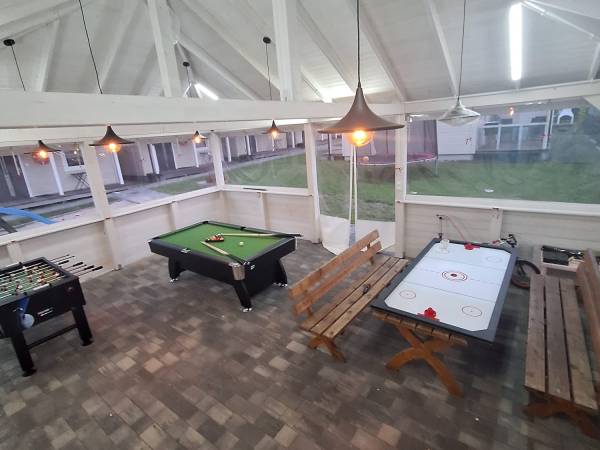 Wiata z TV i nagłośnieniem, sceną, bilardem i piłkarzykami.