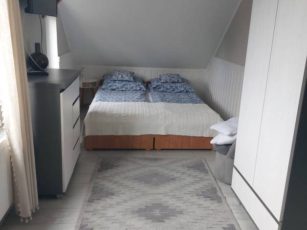 Duży pokój dwuosobowy, część sypialna