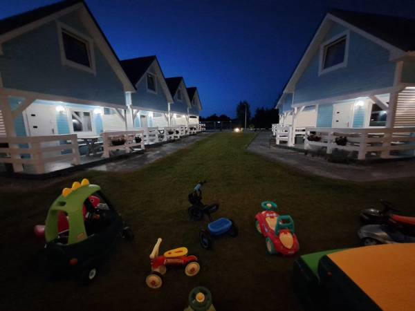 Widok wieczorny domków