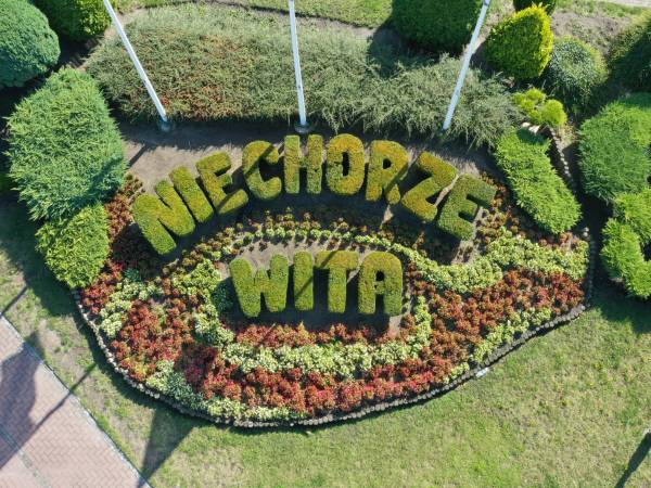 Powitalny napis z roślin miasta Niechorza- w centrum