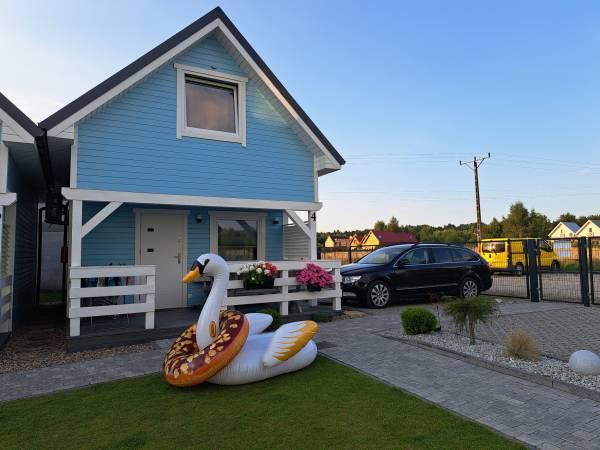 Parking koło domków 