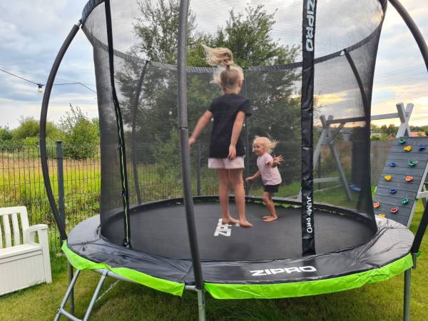 Trampolina na placu zabaw