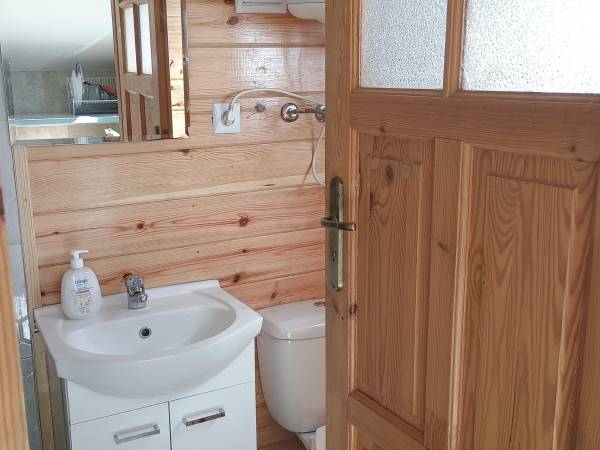 Capri - łazienka z prysznicem i toaletą