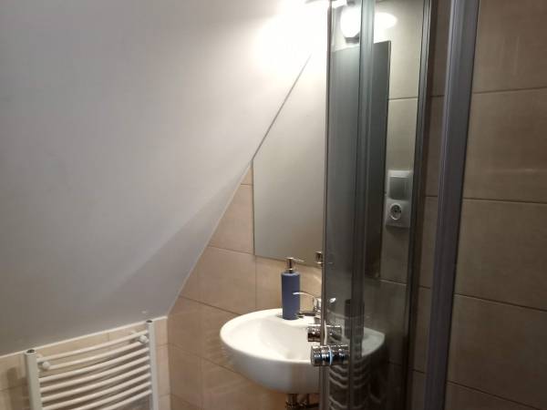 Pokój z balkonem łazienka